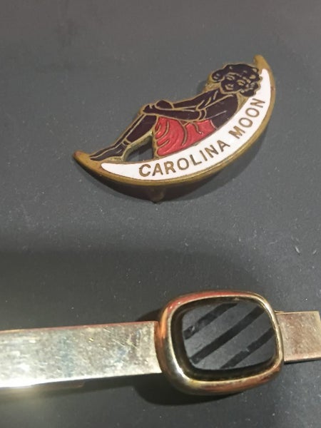 Vintage pins &badges Carousel 5