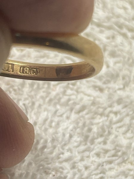 18 ct gold ring. Carousel 1