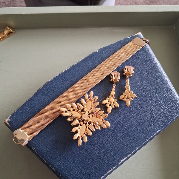 Austrian vintage brooch ,earrings and a bracelet. Carousel 2