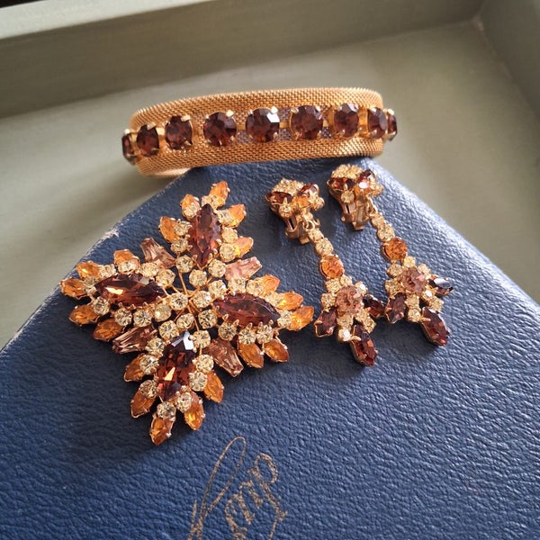 Austrian vintage brooch ,earrings and a bracelet. Carousel 1