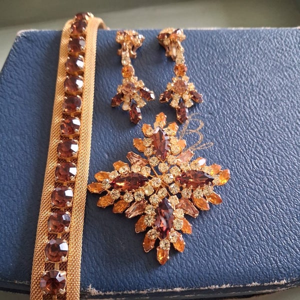 Austrian vintage brooch ,earrings and a bracelet. Carousel 9