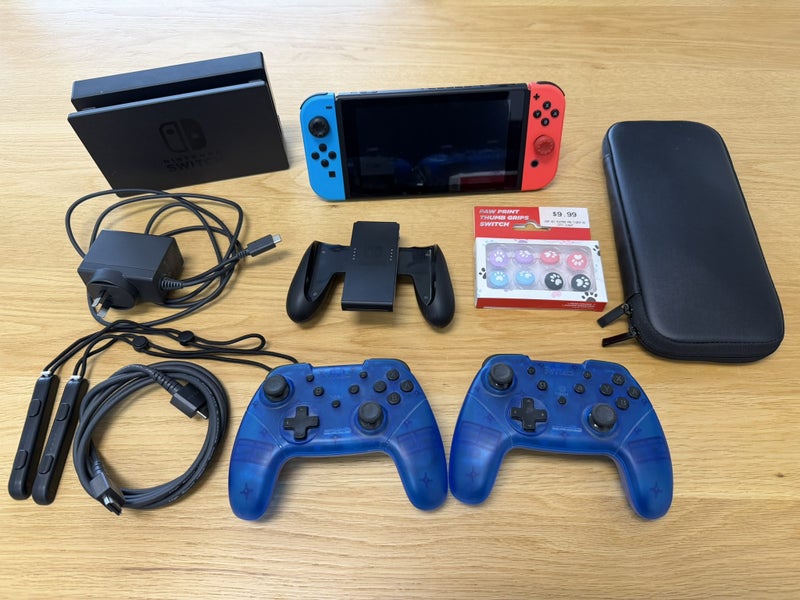 Nintendo Switch Console Bundle – Case + Extra Controllers – Excellent Condition Carousel 1