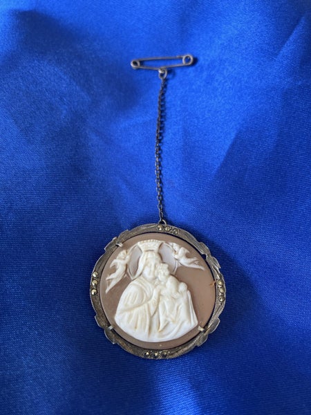 Continental 800 silver Madonna and child cameo brooch Carousel 1