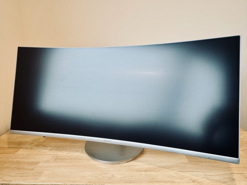 Samsung 34" QLED Thunderbolt 3 Ultrawide Monitor Carousel 8