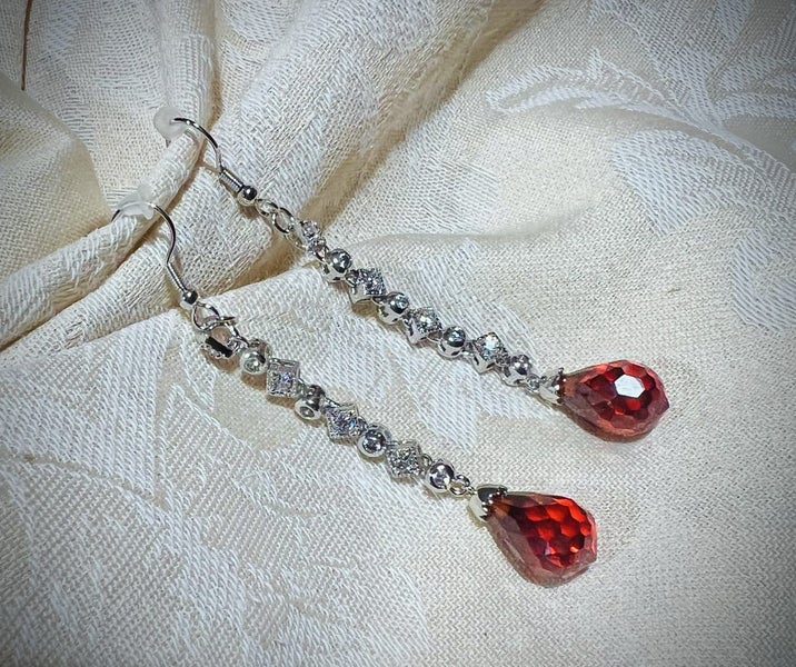EXQUISITE GARNET CRYSTAL & SIM. DIAMOND 18KGB EARRINGS *NO RES* Carousel 1