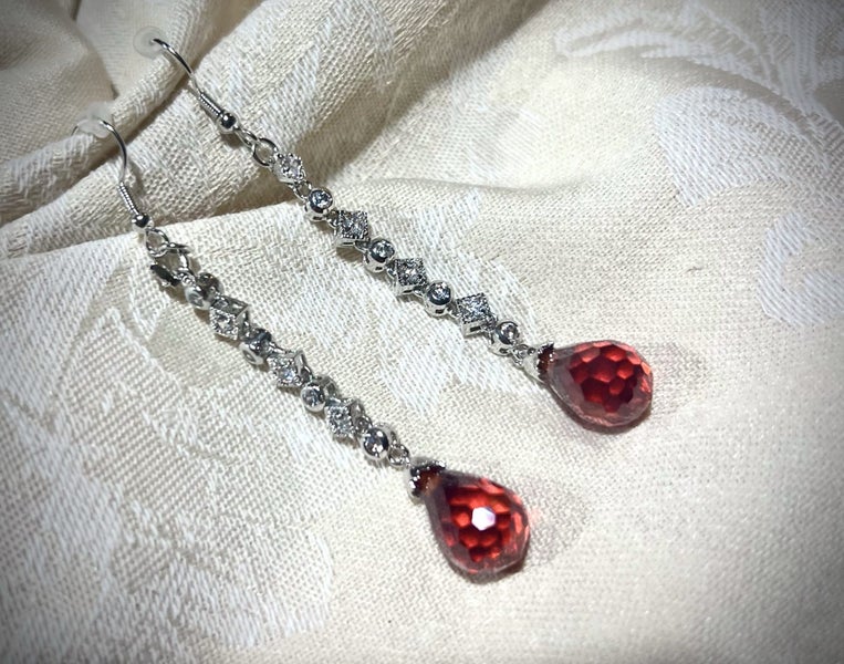 EXQUISITE GARNET CRYSTAL & SIM. DIAMOND 18KGB EARRINGS *NO RES* Carousel 2