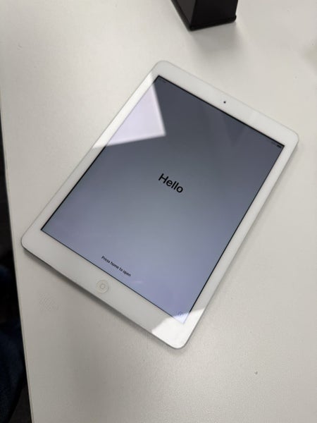 iPad Air 1st Gen (A1475) 128GB White/Silver – $1 Reserve! Carousel 1