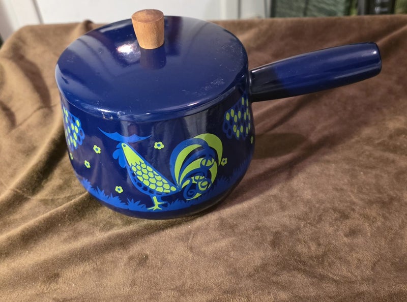 Vintage enamel pot Carousel 1