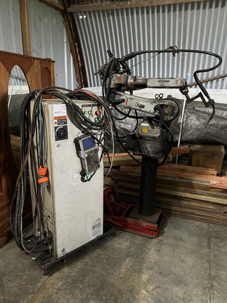 Yaskawa motoman robotic welder Carousel 1