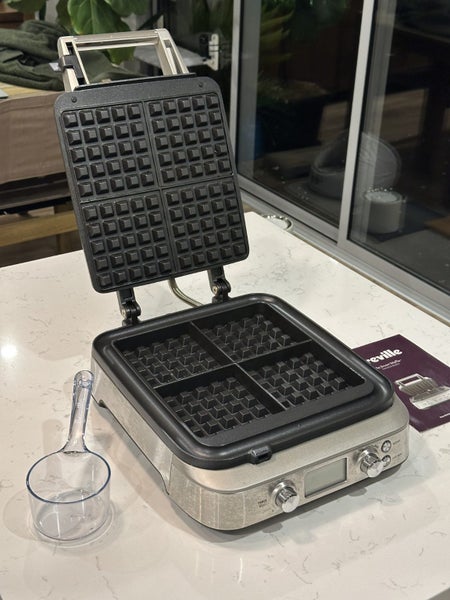 Breville Smart Waffle 4-Slice Waffle Maker (BWM640) Carousel 1