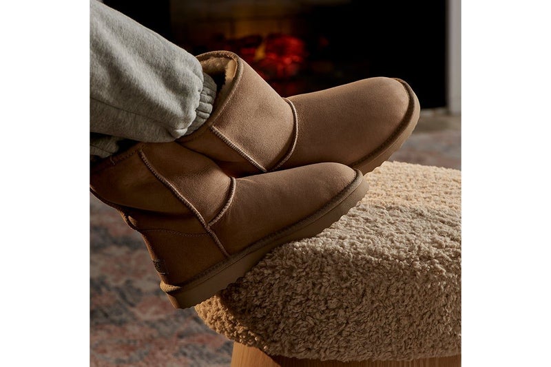 UGG Outback Premium Australian Sheepskin Short Classic Boot (Sand, Size 8M/9W Carousel 8
