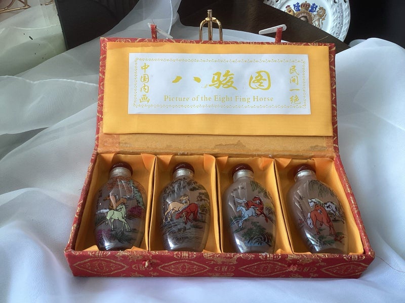 Vintage glass Chinese snuff bottle set in original box Carousel 1
