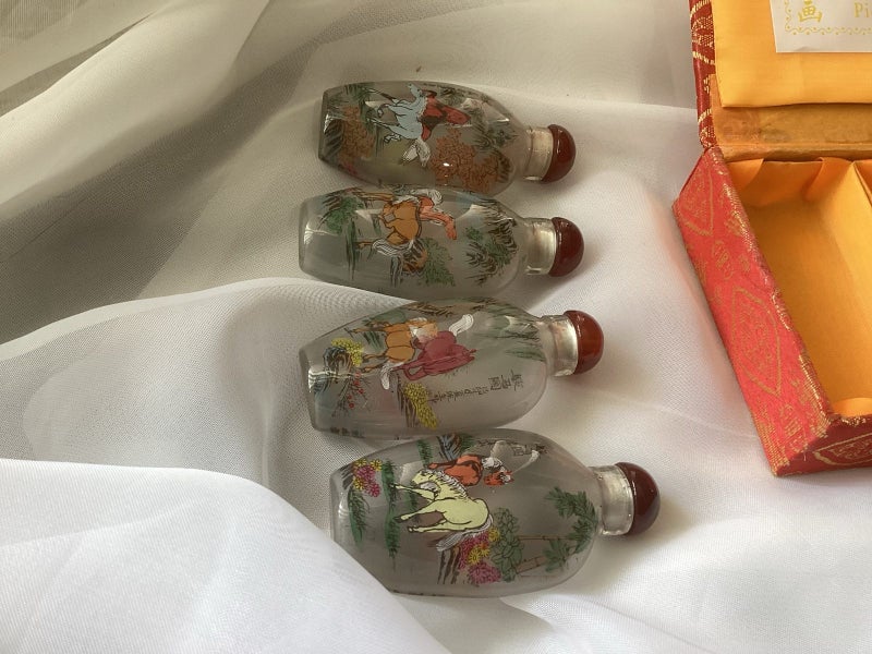 Vintage glass Chinese snuff bottle set in original box Carousel 7