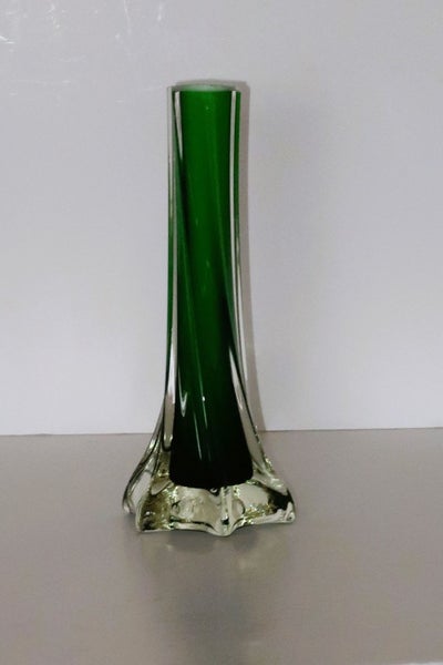 ***FABULOUS GREEN TWISTED GLASS VASE*** Carousel 1
