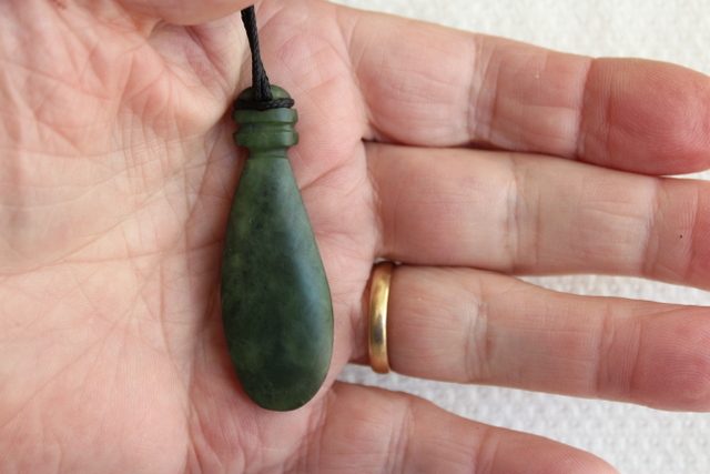 BEAUTIFUL NEW ZEALAND KAWAKAWA MERE PENDANT MATTE Carousel 1