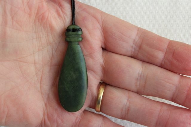 BEAUTIFUL NEW ZEALAND KAWAKAWA MERE PENDANT MATTE Carousel 2