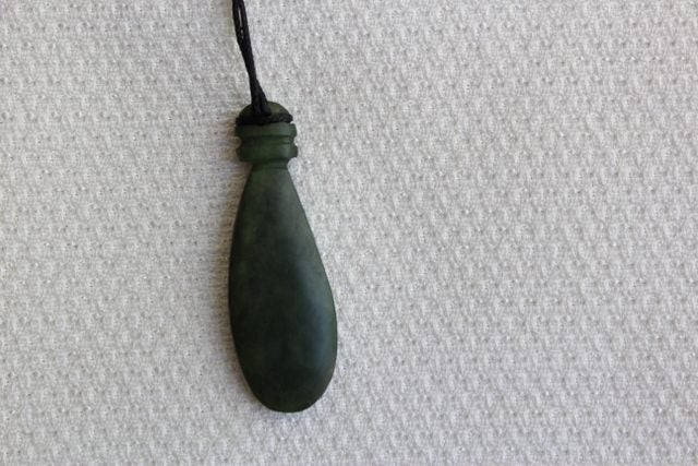 BEAUTIFUL NEW ZEALAND KAWAKAWA MERE PENDANT MATTE Carousel 3