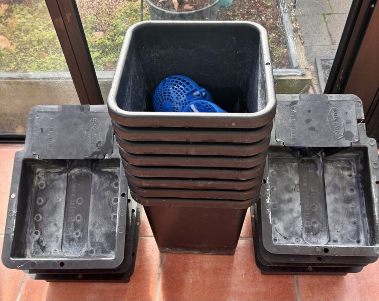 Autopots hydroponic self watering system