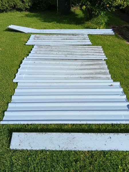 Coloursteel roofing pieces- maybe for a dog kennel(??!!) Carousel 5