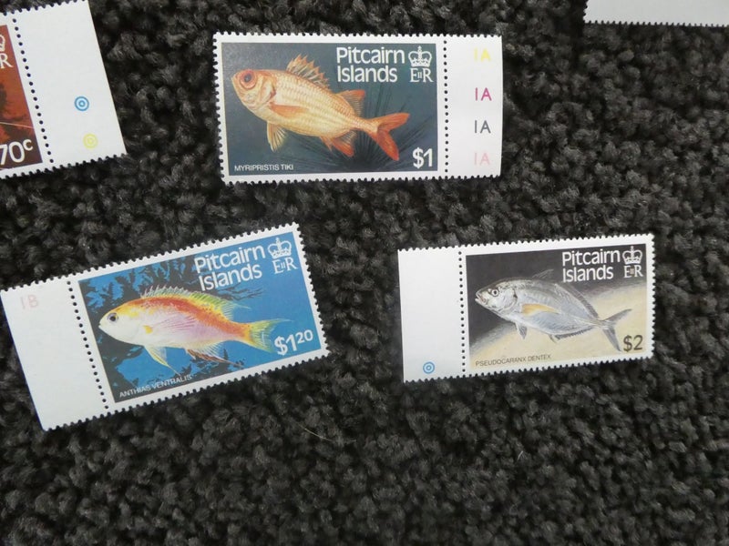 Mint Pitcairn Islands-$1res Carousel 5