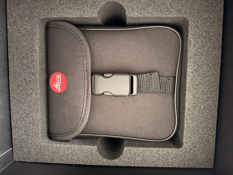 Leica 10x32 Ultravid HD PLUS Binoculars Carousel 1