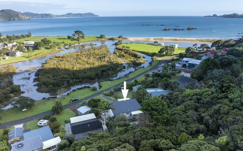 MOVE-IN-READY MODERN BEACH HOUSE