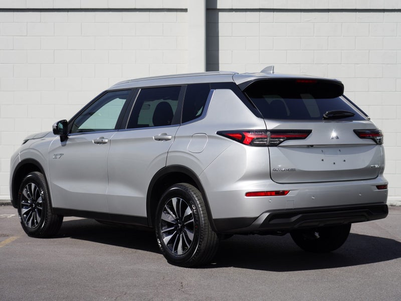 2026 Mitsubishi Outlander PHEV LS 4WD, photo 2