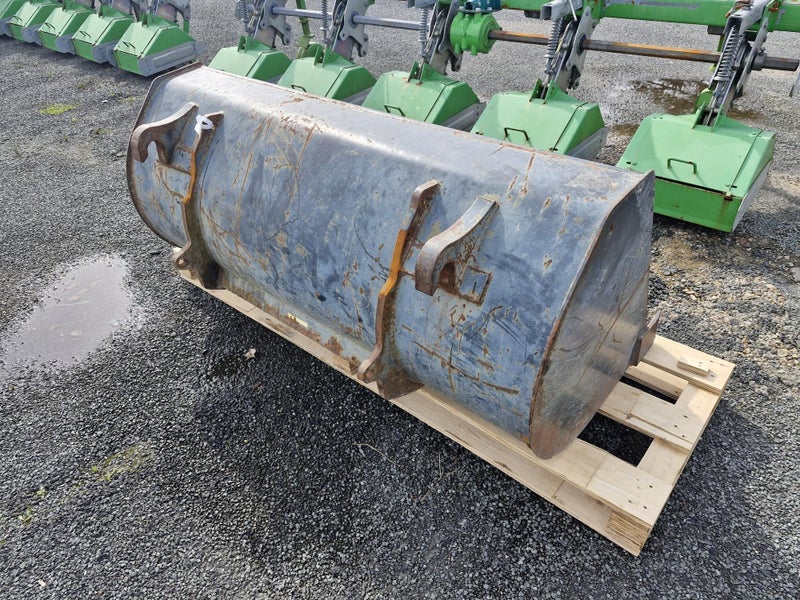Used MX Tractor Bucket - Euro Hitch **$1 reserve** Carousel 2