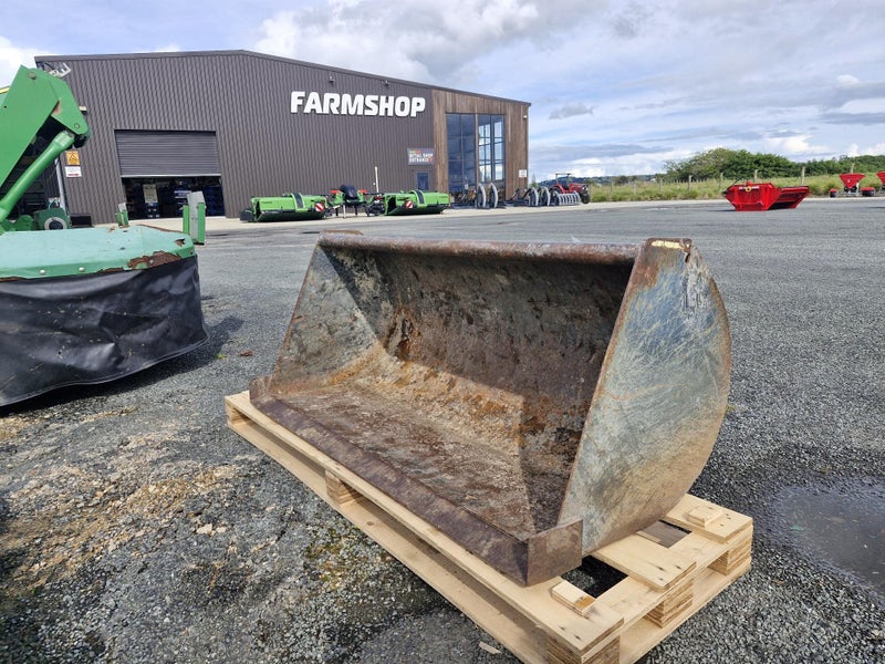 Used MX Tractor Bucket - Euro Hitch **$1 reserve** Carousel 1