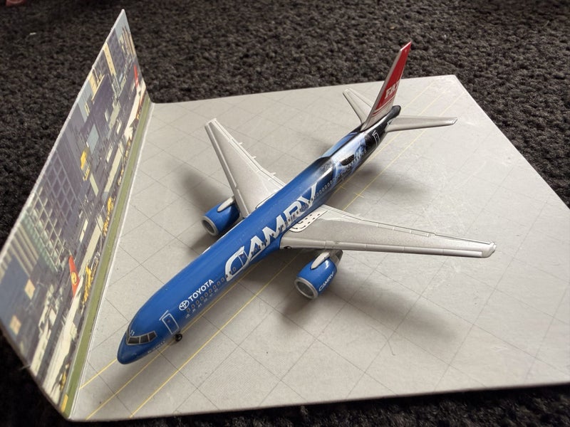 Whole bunch of mainly 1:400 diecasts, herpa dragon wings etc… Carousel 1