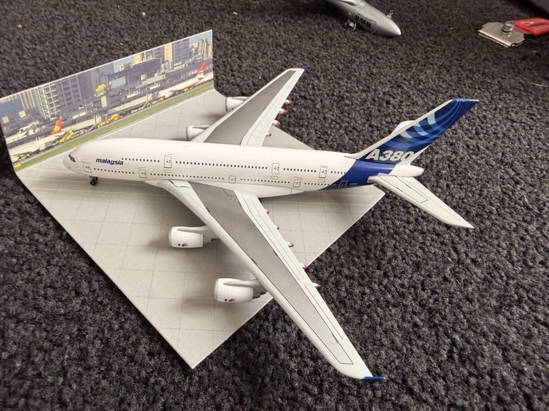 Whole bunch of mainly 1:400 diecasts, herpa dragon wings etc… Carousel 2