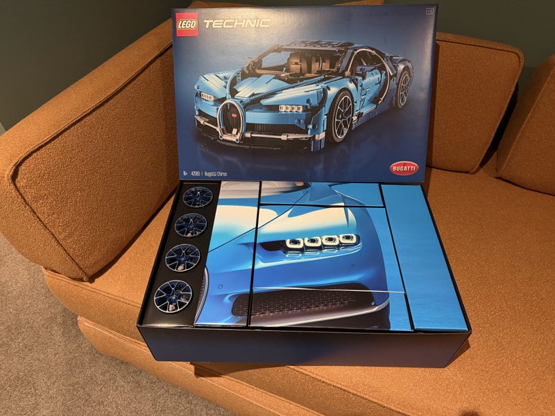 Lego Technic Bugatti Chiron - Set 42083 Carousel 1