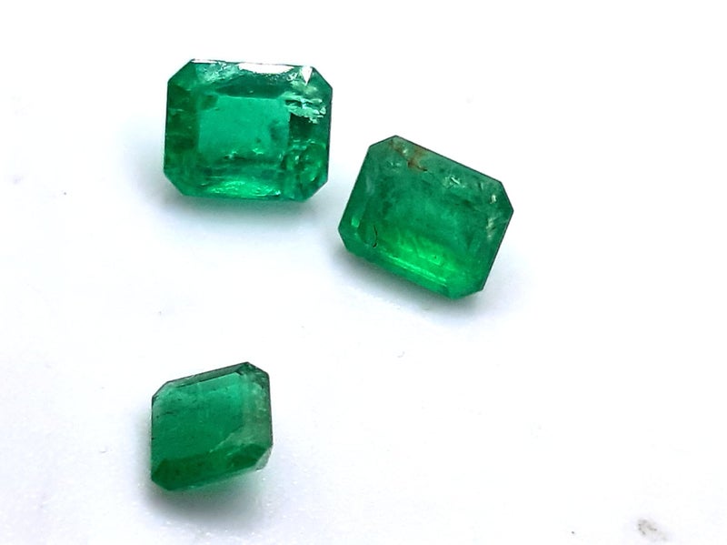 Emerald gem stone 3x Carousel 1