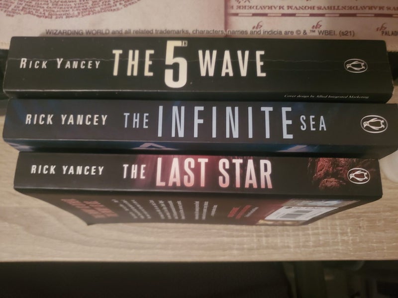 The 5th Wave Trilogy by: Rick Yancey