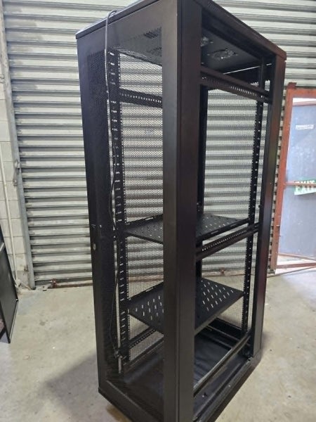 Server Cabinet440938784223416320