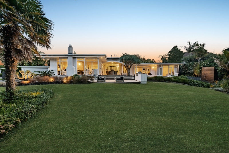 Cliff top views/effortless one level living
