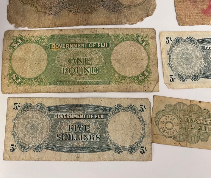 6 x FIJI Islands 1942 to 1965 Assorted Banknotes and one other Carousel 8
