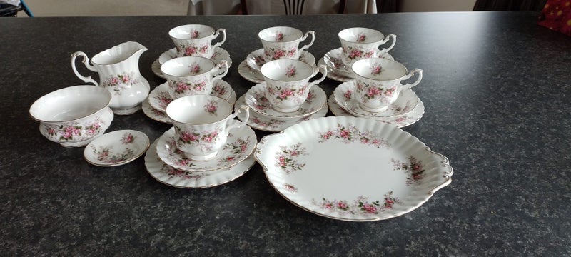 ROYAL ALBERT "LAVENDER ROSE " PATTERN TEASET