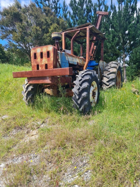 FORD 5000 TRACTOR AND ATTACHMENTS Carousel 1