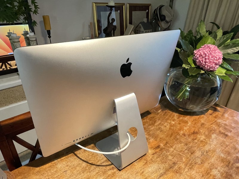 27" Apple iMac • 2TB Fusion Drive * (minor display issues) • $1 Reserve Carousel 2