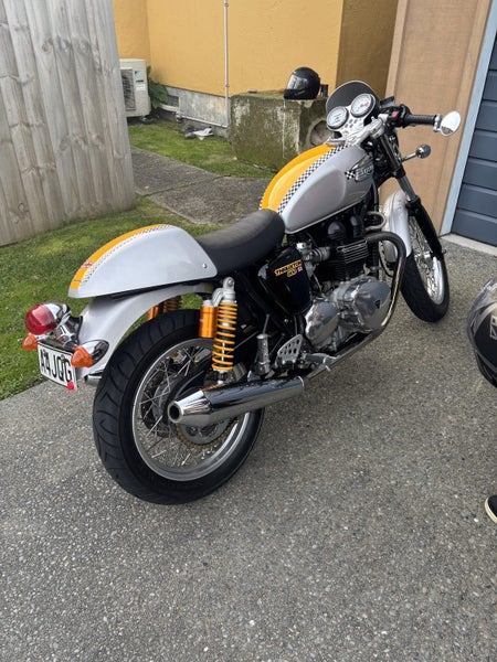 Triumph Thruxton 2005445709148153466881