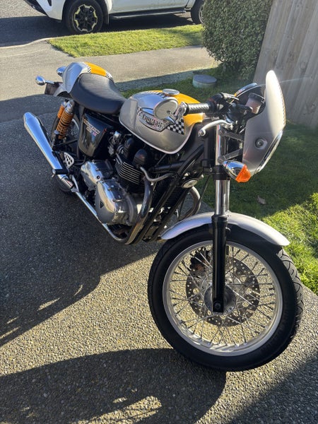 Triumph Thruxton 2005445709148153466882