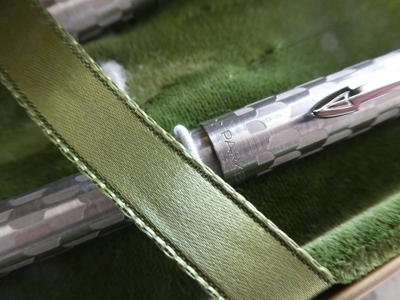 vintage Parker Harlequin Fountain Pen and Pencil set in Velvet Case Carousel 7