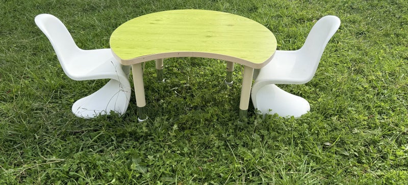 Children's table and 2 chairs Carousel 1