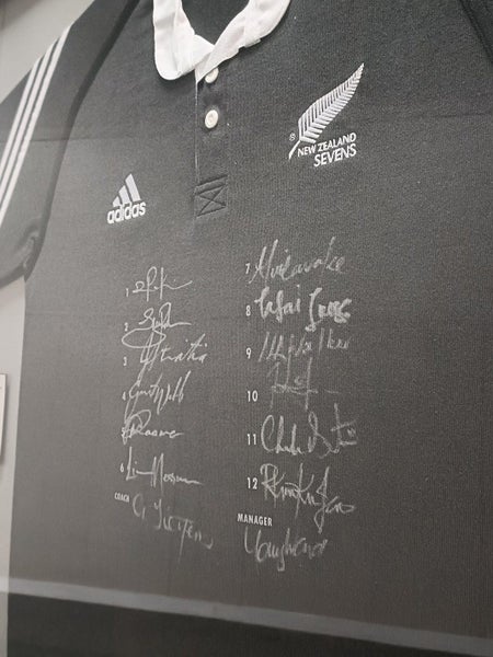 New Zealand Sevens “Golden Era” Signed Jersey – Collector’s Must-Have Carousel 1