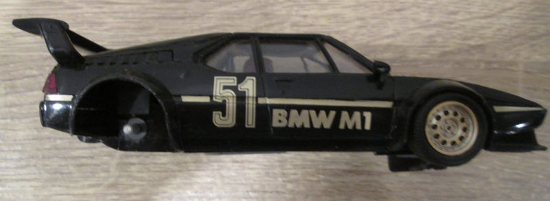 SCALEXTRIC BMW M1 - BLACK/GOLD Carousel 1