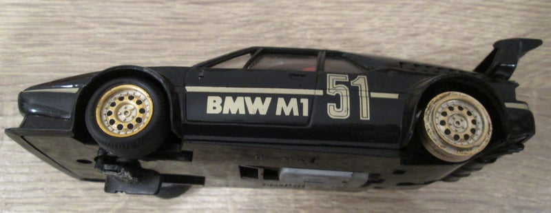 SCALEXTRIC BMW M1 - BLACK/GOLD Carousel 2