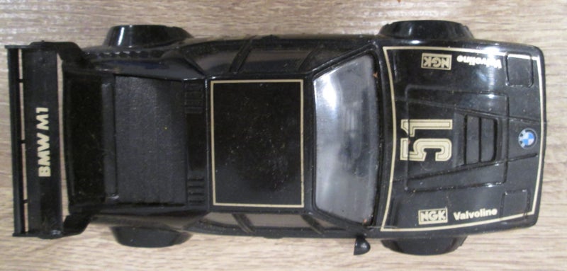 SCALEXTRIC BMW M1 - BLACK/GOLD Carousel 4