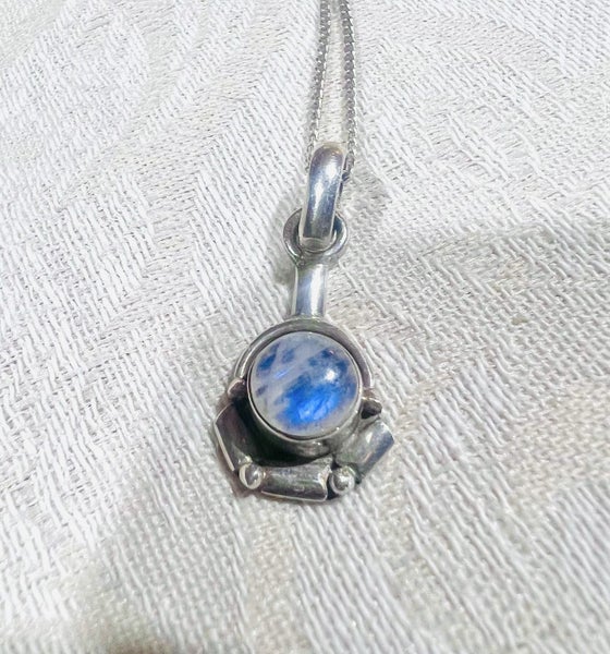 VIBRANT NATURAL RAINBOW MOONSTONE AND S/SILVER PENDANT 4 GRAMS *NO RES* Carousel 2