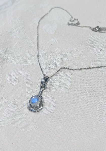 VIBRANT NATURAL RAINBOW MOONSTONE AND S/SILVER PENDANT 4 GRAMS *NO RES* Carousel 1